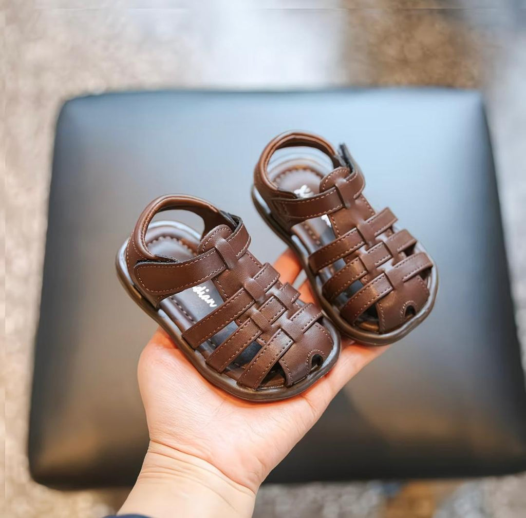 Kids brown woven leather closed-toe sandals